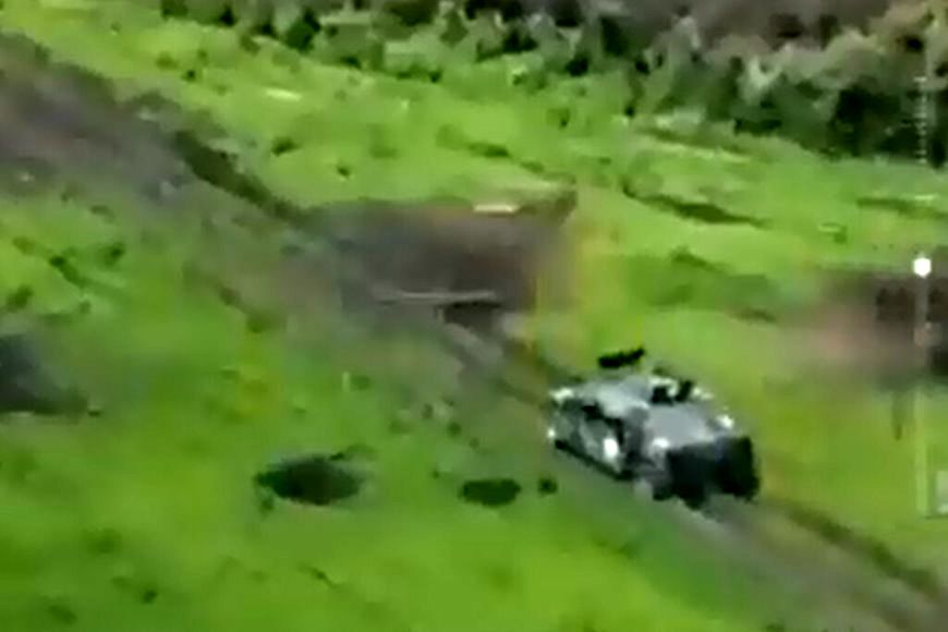 (ویدئو) لحظه فرار جالب خودروی نظامی اوکراینی از زیر باران گلوله‌های توپخانه روسیه