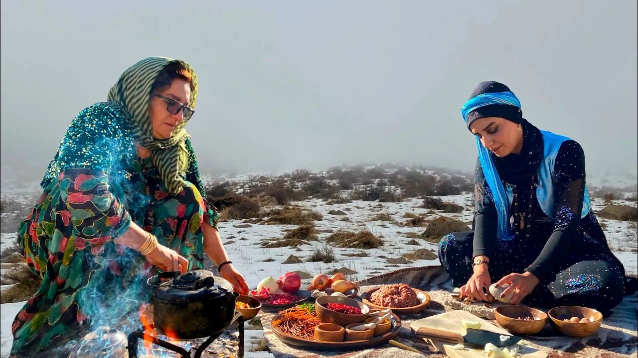 (ویدئو) پخت جالب غذا با گوشت، گردو و زرشک توسط مادر و دختر روستایی کردستانی