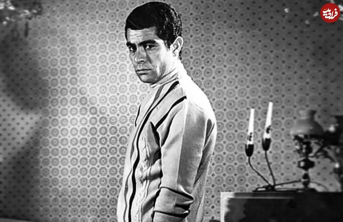 عکس| سفر در زمان؛ «بهروز وثوقی» در کنار خودروی متفاوت اش؛ اواخر دهه 50