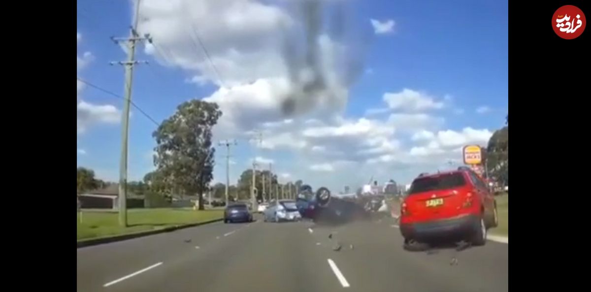 (ویدئو) لحظه وحشتناک چپ کردن خودرو به خاطر تغییر مسیر ناگهانی!