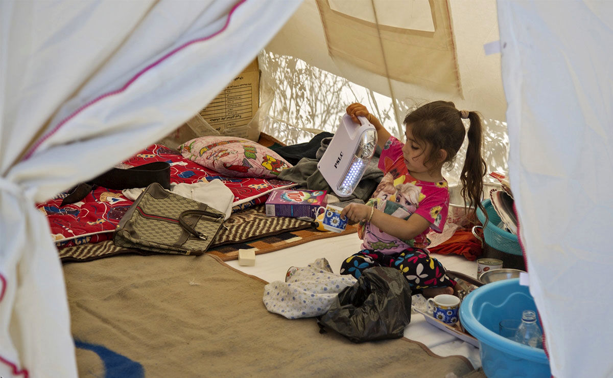 تصاویر/ حال و هوای کودکان ۶ روز پس از زلزله