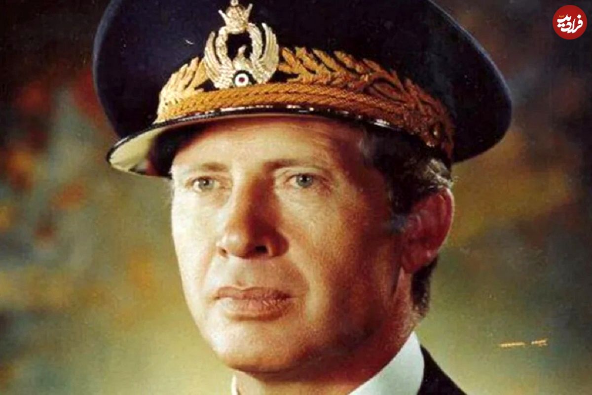 عکس؛ سفر در زمان؛ «نادر جهانبانی» در حال پیاده شدن از جنگنده اش؛ دهه 30