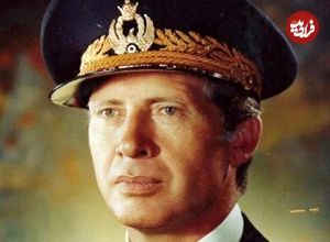 عکس؛ سفر در زمان؛ «نادر جهانبانی» در حال پیاده شدن از جنگنده اش؛ دهه 30