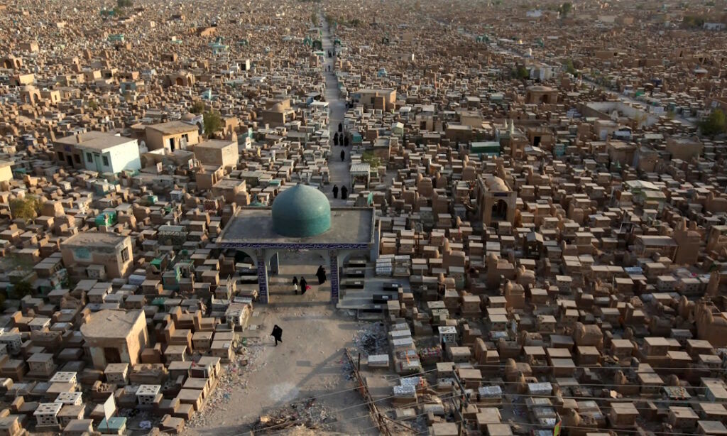 (ویدیو) وادی السلام؛ نگاهی به بزرگترین قبرستان جهان که ۶ میلیون نفر در آن دفن شده‌اند