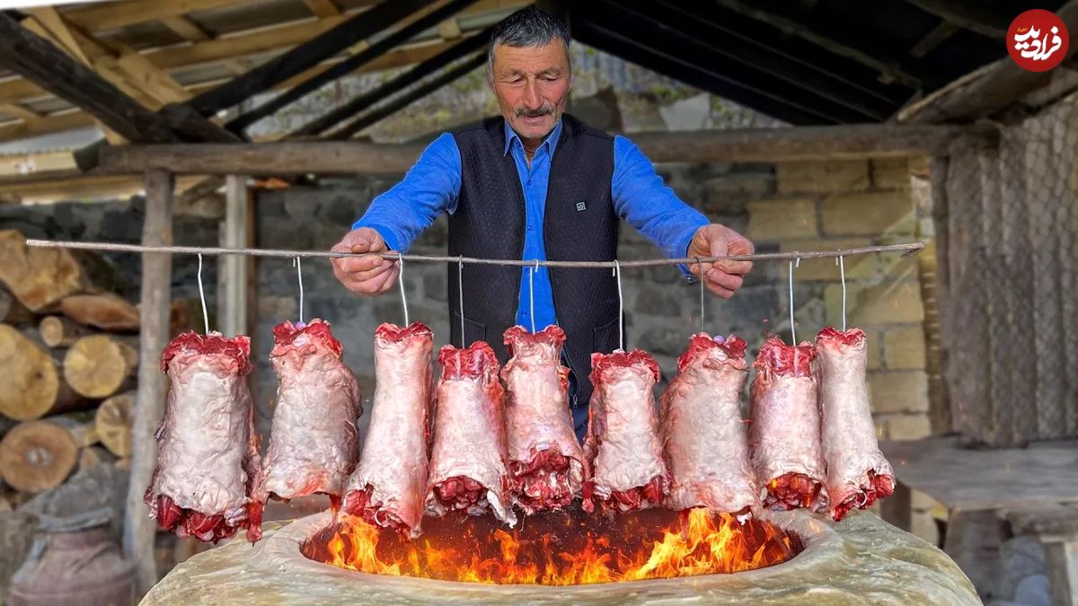 (ویدئو) کباب کردن هیجان انگیز 9 گردن گوسفند در تنور وسط خانواده روستایی آذربایجانی