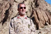 عکس؛ سفر به تاریخ؛ «سردار پاکپور، فرماندۀ سپاه» در حال بازدید از منطقۀ مرزی در میان طوفان شن؛ سال 97