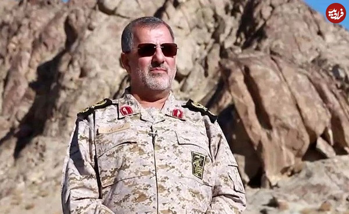 عکس؛ سفر به تاریخ؛ «سردار پاکپور، فرماندۀ سپاه» در حال بازدید از منطقۀ مرزی در میان طوفان شن؛ سال 97
