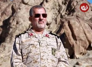 عکس؛ سفر به تاریخ؛ «سردار پاکپور، فرماندۀ سپاه» در حال بازدید از منطقۀ مرزی در میان طوفان شن؛ سال 97