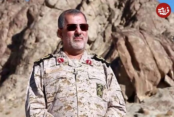 عکس؛ سفر به تاریخ؛ «سردار پاکپور، فرماندۀ سپاه» در حال بازدید از منطقۀ مرزی در میان طوفان شن؛ سال 97