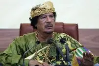 عکس| سفر زمان؛ «سرهنگ قذافی» در حال نماز خواندن در صحرای سرت لیبی؛ سال 1352