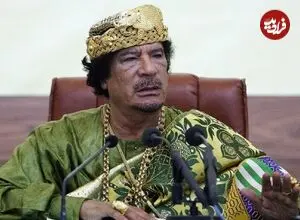 عکس| سفر زمان؛ «سرهنگ قذافی» در حال نماز خواندن در صحرای سرت لیبی؛ سال 1352