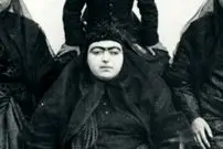 عکس| سفر به ایران قدیم؛ فروغ‌الدوله دختر ناصرالدین شاه به همراه دخترانش با لباس درویشی
