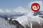 عکس| سفر زمان؛ نمایی از کوه‌های شمال تهران در دوران قاجار؛ مردی نشسته بر فراز صخره‌ها
