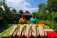 ببینید| غذای روستایی در سنگاپور؛ پخت مرغ کامل با سبزیجات و سس فلفل