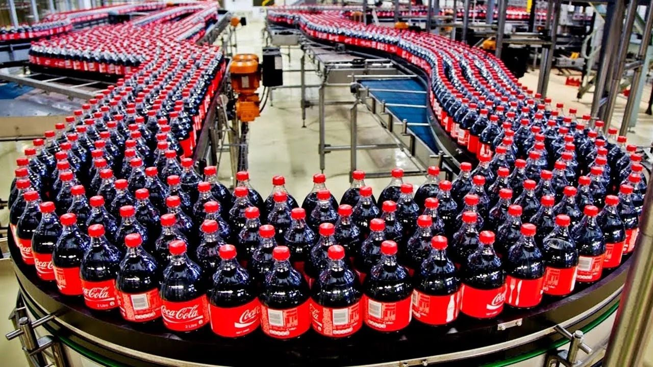 (ویدئو) مراحل پیدا و پنهان تولید نوشابه مشهور کوکا کولا در کارخانه