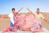 ببینید؛ غذای روستایی در امارات؛ کباب کردن شتر کامل توسط آشپزهای هندی در دبی