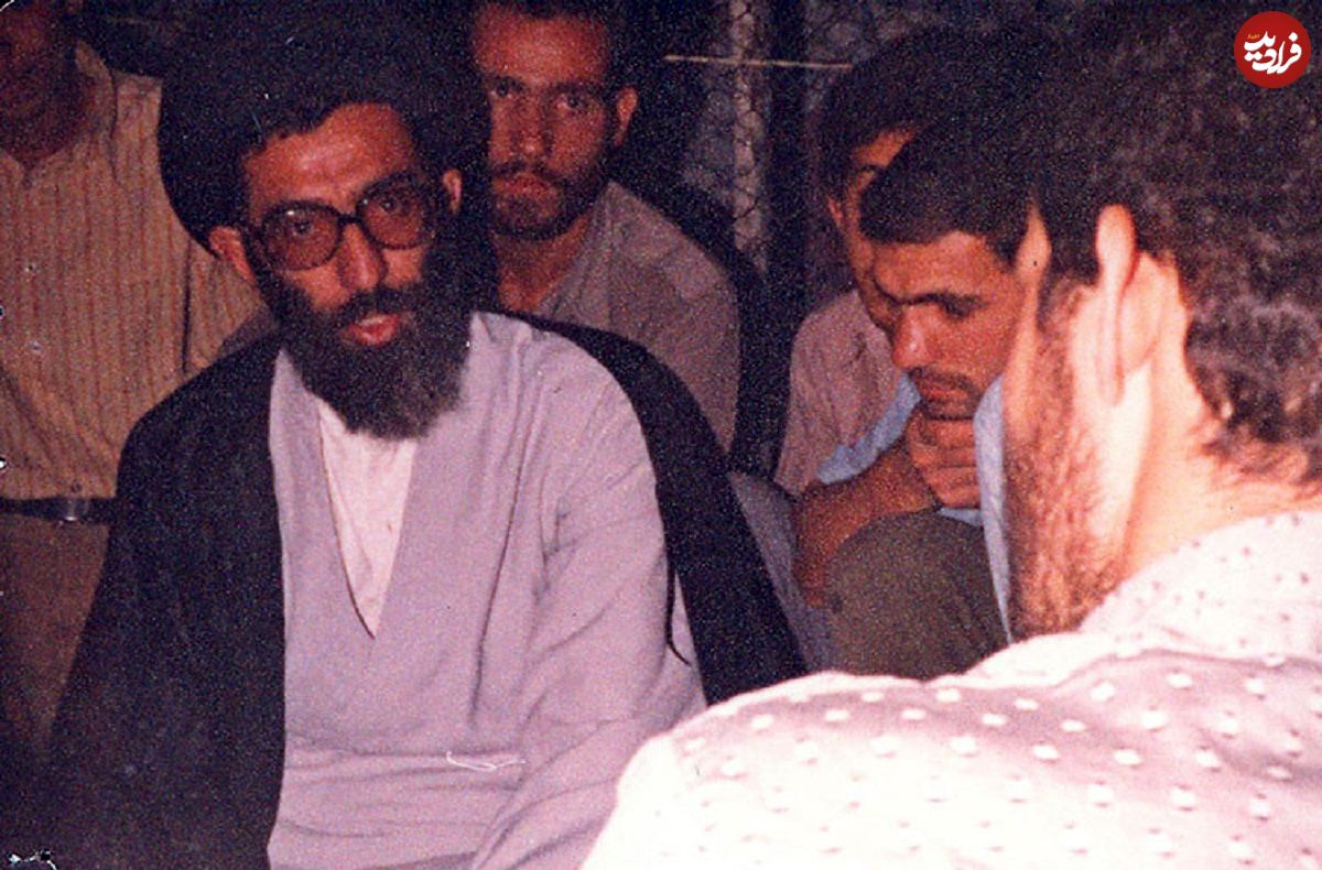 عکس؛ سفر در زمان؛ «رهبر انقلاب بر سر مزار شهید بهشتی»؛ سال 1365