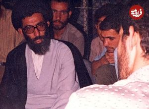 عکس؛ سفر در زمان؛ «رهبر انقلاب بر سر مزار شهید بهشتی»؛ سال 1365