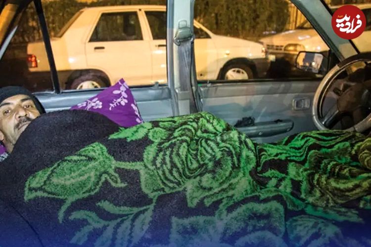 عکس؛ تهران، شهر بی‌خانمان‌های متحرک: رانندگانی که در پرایدشان زندگی می‌کنند