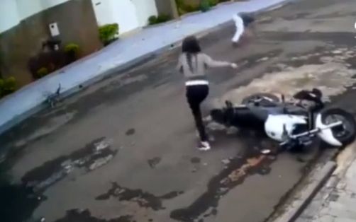 ( ویدیو) شجاعت مثال‌زدنی دختر جوان؛ دعوای تن به تن با سارق وسط خیابان!