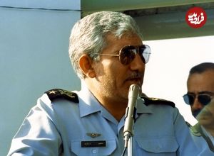عکس؛ سفر در زمان؛ «امیر ستاری» در حال پایین آمدن از جنگنده؛ اواخر دهه 60