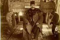 عکس یادگاری دیده نشده و جالب ناصرالدین شاه با مجسمه باشکوه اش