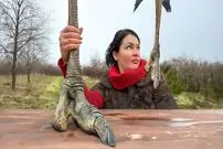 ببینید| غذای روستایی در اوکراین؛ کباب کردن ران شتر مرغ در تنور 