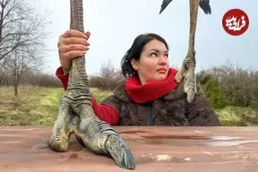 ببینید| غذای روستایی در اوکراین؛ کباب کردن ران شتر مرغ در تنور 