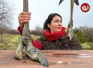 ببینید| غذای روستایی در اوکراین؛ کباب کردن ران شتر مرغ در تنور 