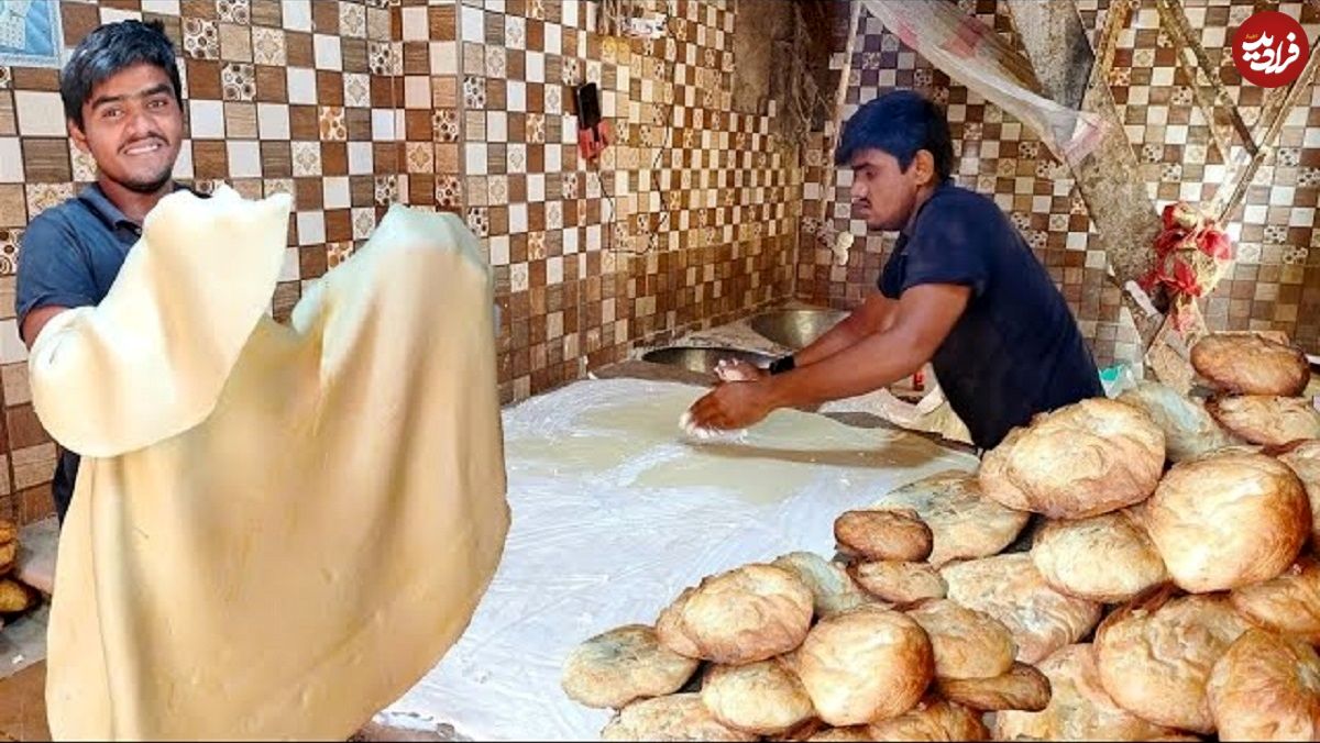 ببینید| غذای خیابانی در پاکستان؛ پخت نان سنتی تنوری در لاهور