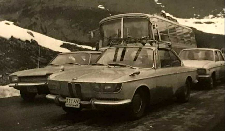 (عکس) عبور اولین خودرو از جاده هراز؛ ۶۰ سال قبل