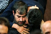 عکس؛ سفر به تاریخ؛ «شهاب حسینی» در مراسم ترحیم همسر «شهید بابایی»؛ سال 1395