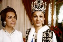 سفر در زمان؛ یادداشت‌های علم، یکشنبه ۳ دی ۱۳۵۱: مادر شهبانو، گوشه‌های زیادی از بدی من به خصوص و بدی مرد‌ها به طور عموم زدند؛ گفتم «من همین هستم؛ خانم علم یا با وضع من می‌ماند یا می‌رود»