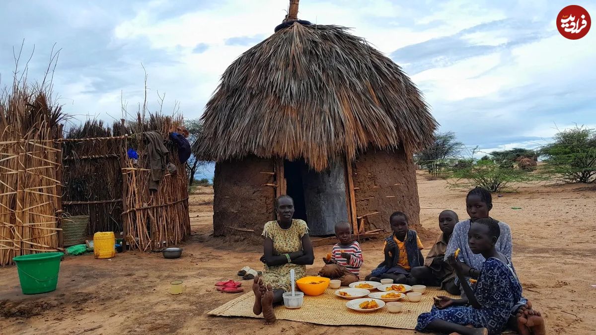 (ویدئو) پخت جالب سوپ ماش و نان سنتی توسط این خانواده روستایی آفریقایی