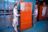 ببینید؛ مراحل دیدنی تولید درهای آهنی در کارگاهی در پاکستان