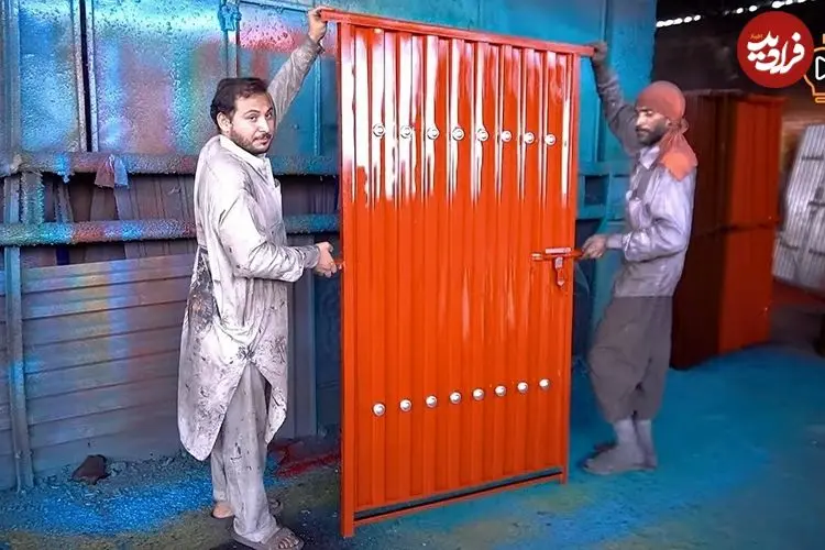 ببینید؛ مراحل دیدنی تولید درهای آهنی در کارگاهی در پاکستان