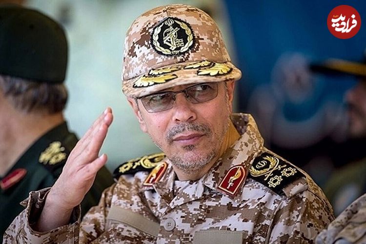 عکس؛ سفر به تاریخ؛ «سرلشکر باقری» در اتوبوس در حال اعزام به جبهه؛ دهۀ 60