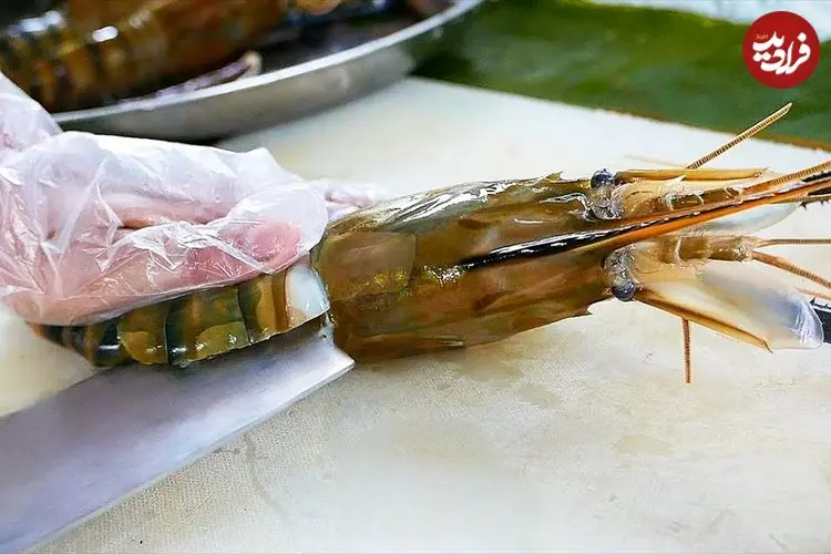 ببینید| غذای خیابانی در تایلند؛ پخت خوراک کاری با شاه میگو در بانکوک