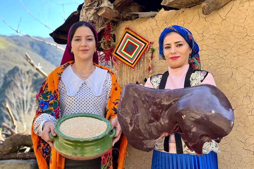 (ویدئو) غذاهای روستایی: پخت یک غذای متفاوت با جگر گاو و بلغور گندم توسط دو دختر روستایی و مادرشان