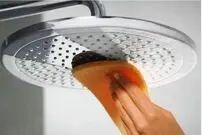 (ویدئو) چگونه رسوب سردوش حمام را تمیز کنیم؟