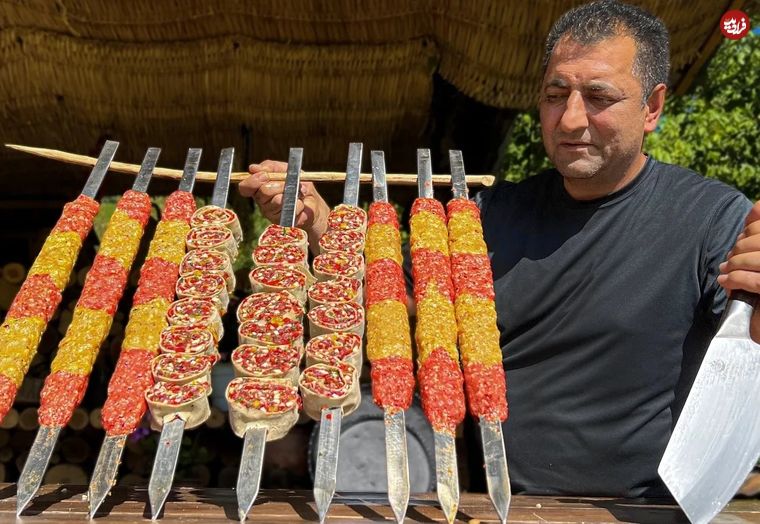 (ویدئو) نحوه تهیه کباب کوبیده مرغ و گوشت به روش خلاقانه آشپز مشهور آذربایجانی