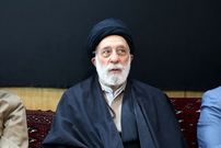 عکس؛ سفر به تاریخ؛ گفتگوی «رهبر انقلاب» با برادر کوچکترشان «سید هادی خامنه‌ای» در یک مراسم