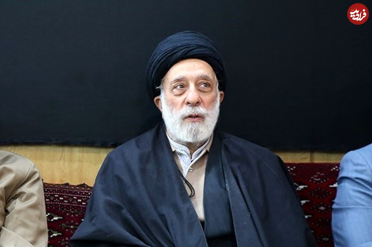 عکس؛ سفر به تاریخ؛ گفتگوی «رهبر انقلاب» با برادر کوچکترشان «سید هادی خامنهای» در یک مراسم
