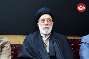 عکس؛ سفر به تاریخ؛ گفتگوی «رهبر انقلاب» با برادر کوچکترشان «سید هادی خامنه‌ای» در یک مراسم