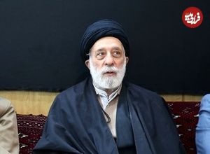 عکس؛ سفر به تاریخ؛ گفتگوی «رهبر انقلاب» با برادر کوچکترشان «سید هادی خامنه‌ای» در یک مراسم