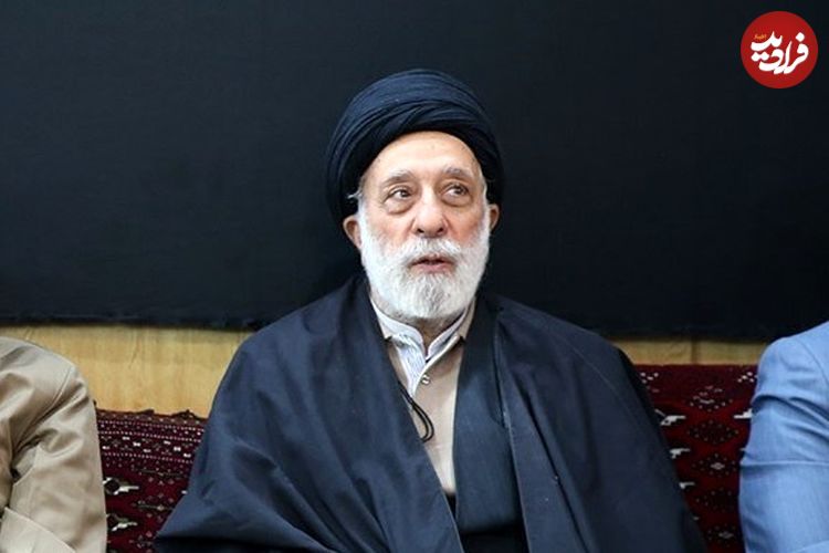 عکس؛ سفر به تاریخ؛ گفتگوی «رهبر انقلاب» با برادر کوچکترشان «سید هادی خامنه‌ای» در یک مراسم