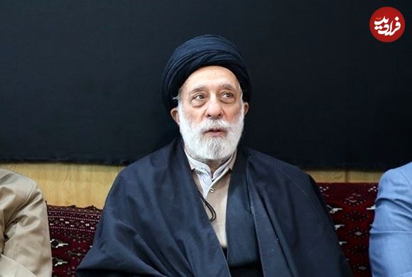 عکس؛ سفر به تاریخ؛ گفتگوی «رهبر انقلاب» با برادر کوچکترشان «سید هادی خامنه‌ای» در یک مراسم