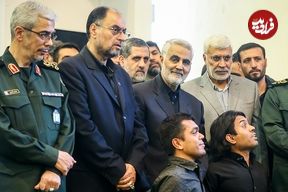 عکس| سفر به تاریخ؛ «سرلشکر باقری» در حال تسلیت گفتن به «سردار سلیمانی» در یک مراسم ترحیم