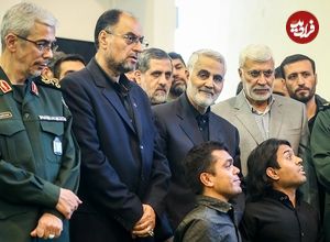 عکس| سفر به تاریخ؛ «سرلشکر باقری» در حال تسلیت گفتن به «سردار سلیمانی» در یک مراسم ترحیم