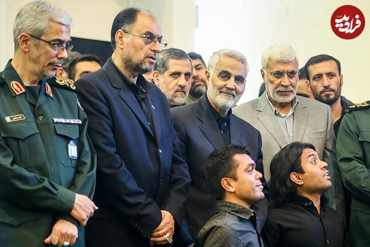 عکس| سفر به تاریخ؛ «سرلشکر باقری» در حال تسلیت گفتن به «سردار سلیمانی» در یک مراسم ترحیم